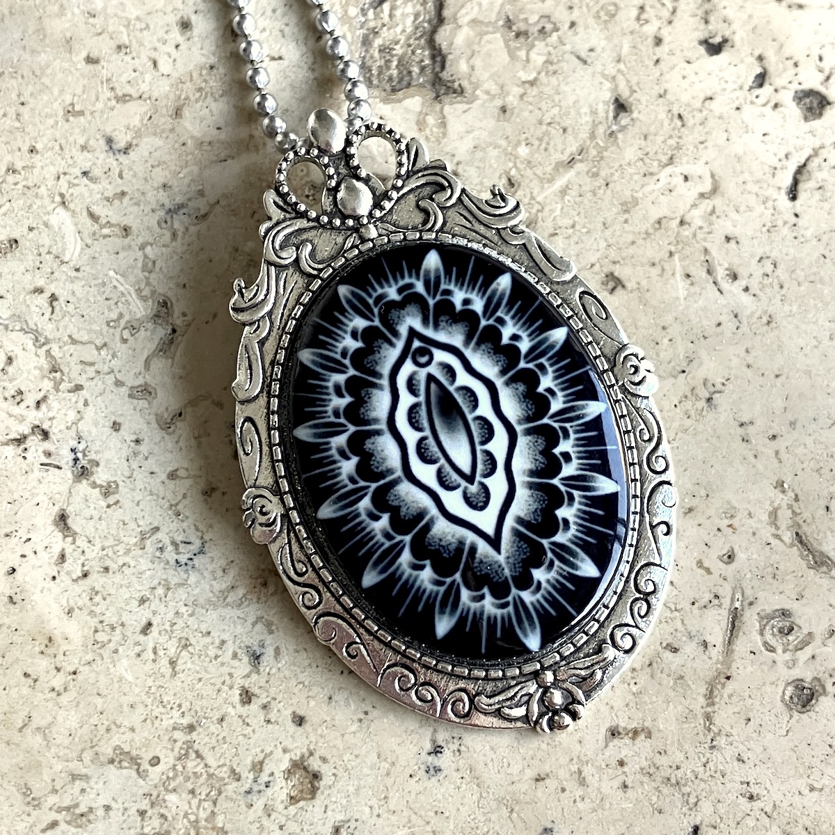 COLLIER BROCHE VULVA POWA