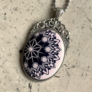 COLLIER NOIR ÉLECTRIC