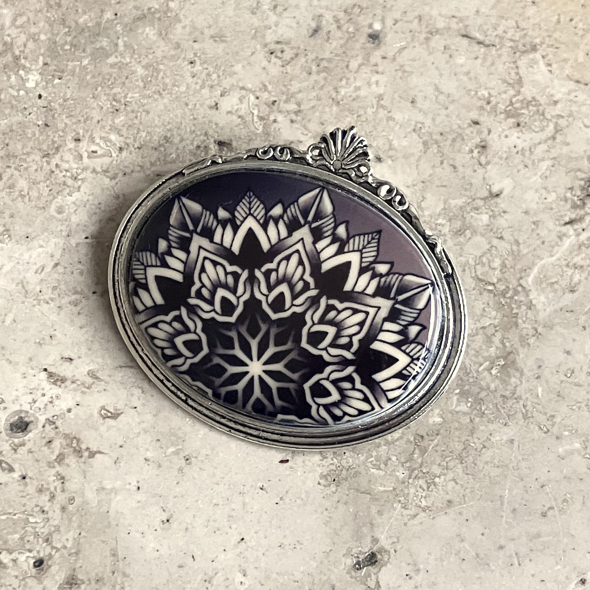 BROCHE NOIR ÉLECTRIC