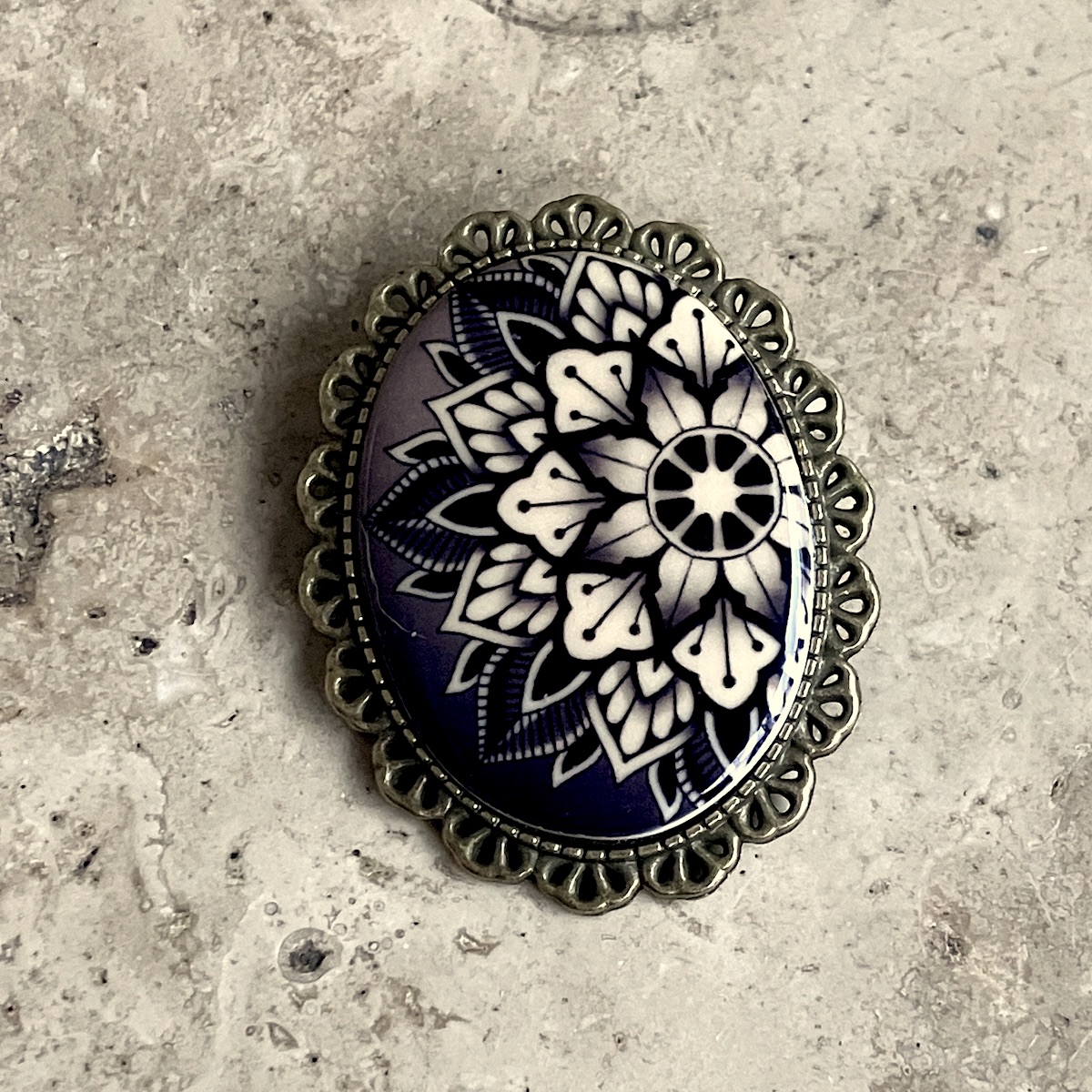 BROCHE NOIR ÉLECTRIC