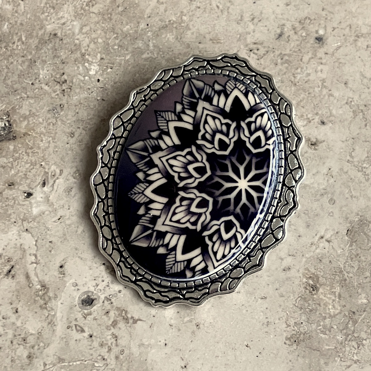 BROCHE NOIR ÉLECTRIC