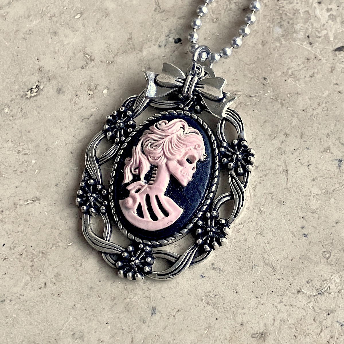 COLLIER CAMEE RESINE