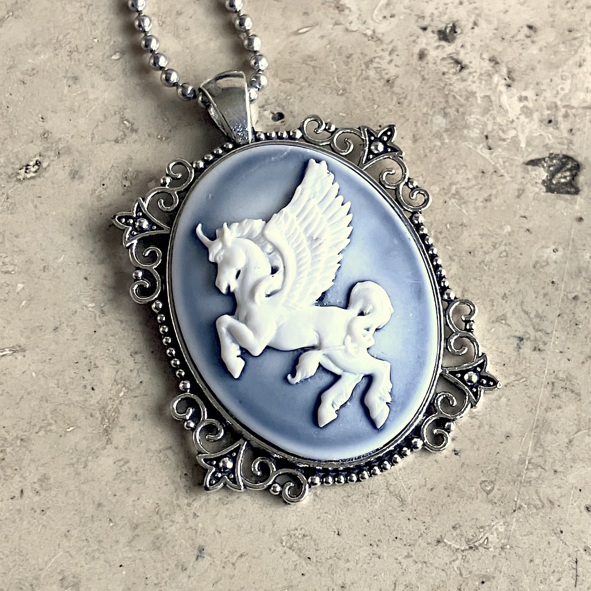 COLLIER CAMEE RESINE