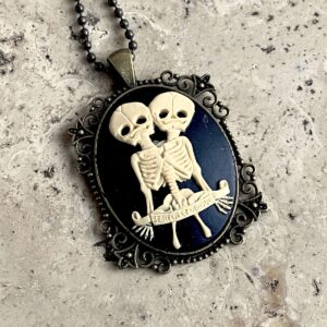 COLLIER CAMEE RESINE