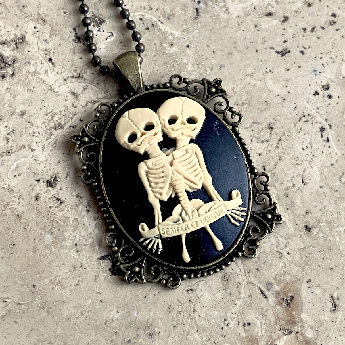 COLLIER CAMEE RESINE