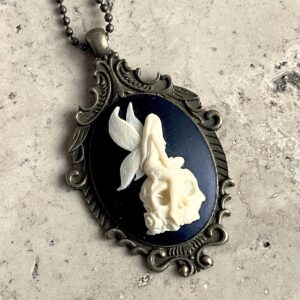 COLLIER CAMEE RESINE