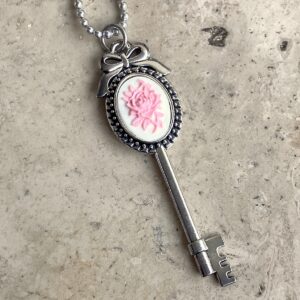 COLLIER CLEF CAMEE RESINE