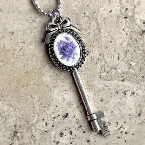 COLLIER CLEF CAMEE RESINE