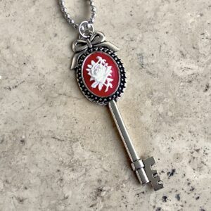 COLLIER CLEF CAMEE RESINE