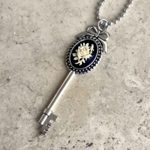 COLLIER CLEF CAMEE RESINE