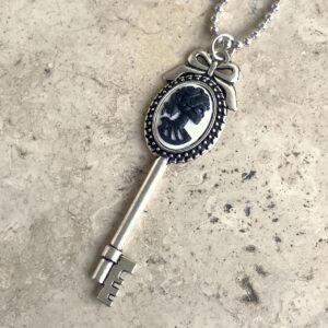 COLLIER CLEF CAMEE RESINE