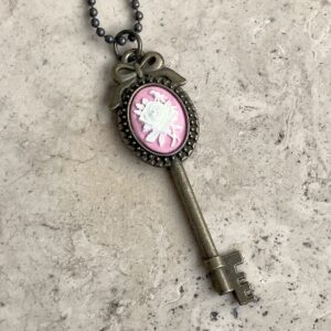 COLLIER CLEF CAMEE RESINE