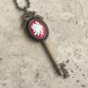 COLLIER CLEF CAMEE RESINE