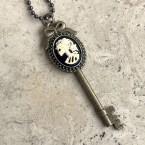 COLLIER CLEF CAMEE RESINE