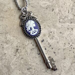 COLLIER CLEF CAMEE RESINE