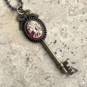 COLLIER CLEF CAMEE RESINE