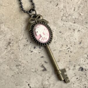 COLLIER CLEF CAMEE RESINE