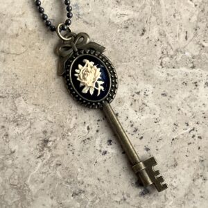 COLLIER CLEF CAMEE RESINE