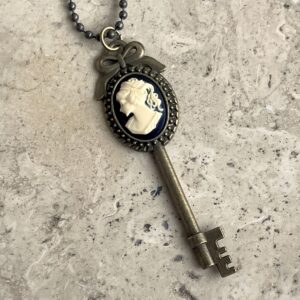 COLLIER CLEF CAMEE RESINE