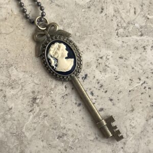 COLLIER CLEF CAMEE RESINE