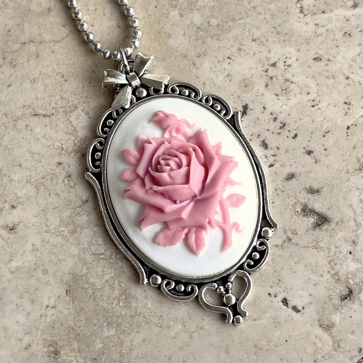 COLLIER CAMEE RESINE