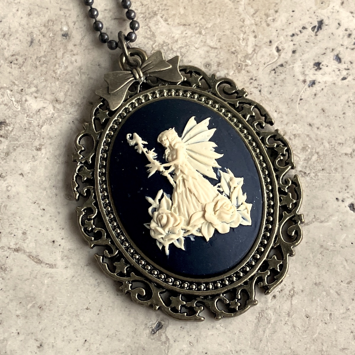 COLLIER CAMEE RESINE