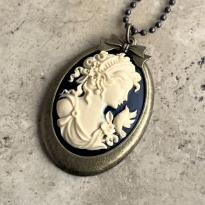 COLLIER CAMEE RESINE