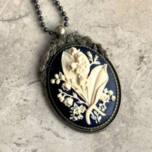 COLLIER CAMEE RESINE