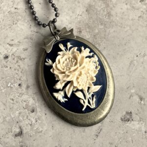 COLLIER CAMEE RESINE