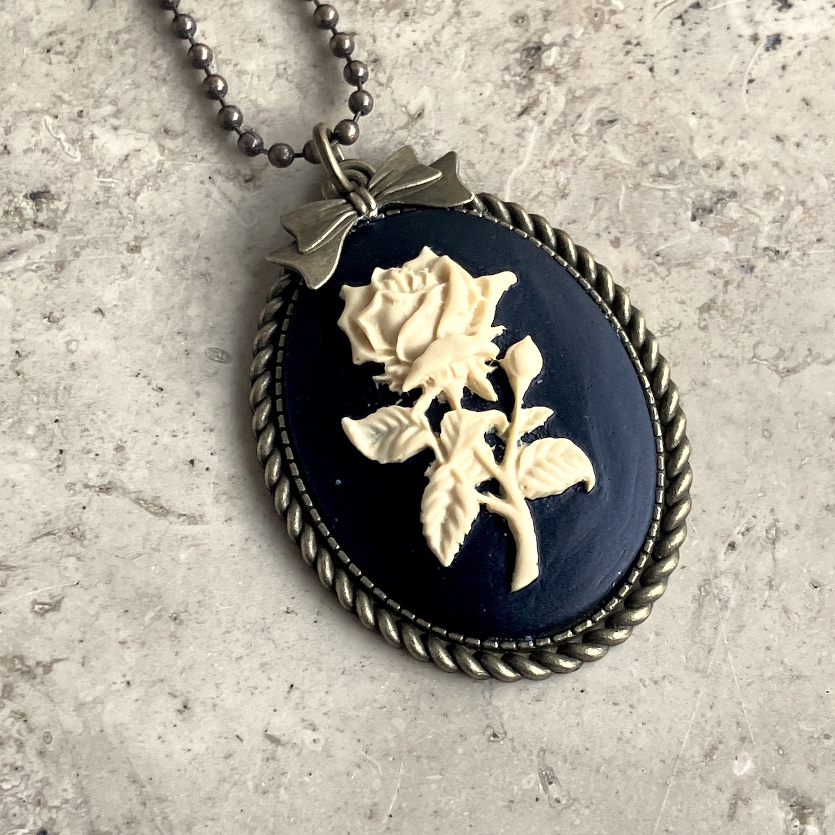 COLLIER CAMEE RESINE