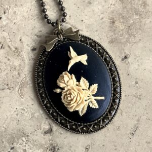 COLLIER CAMEE RESINE