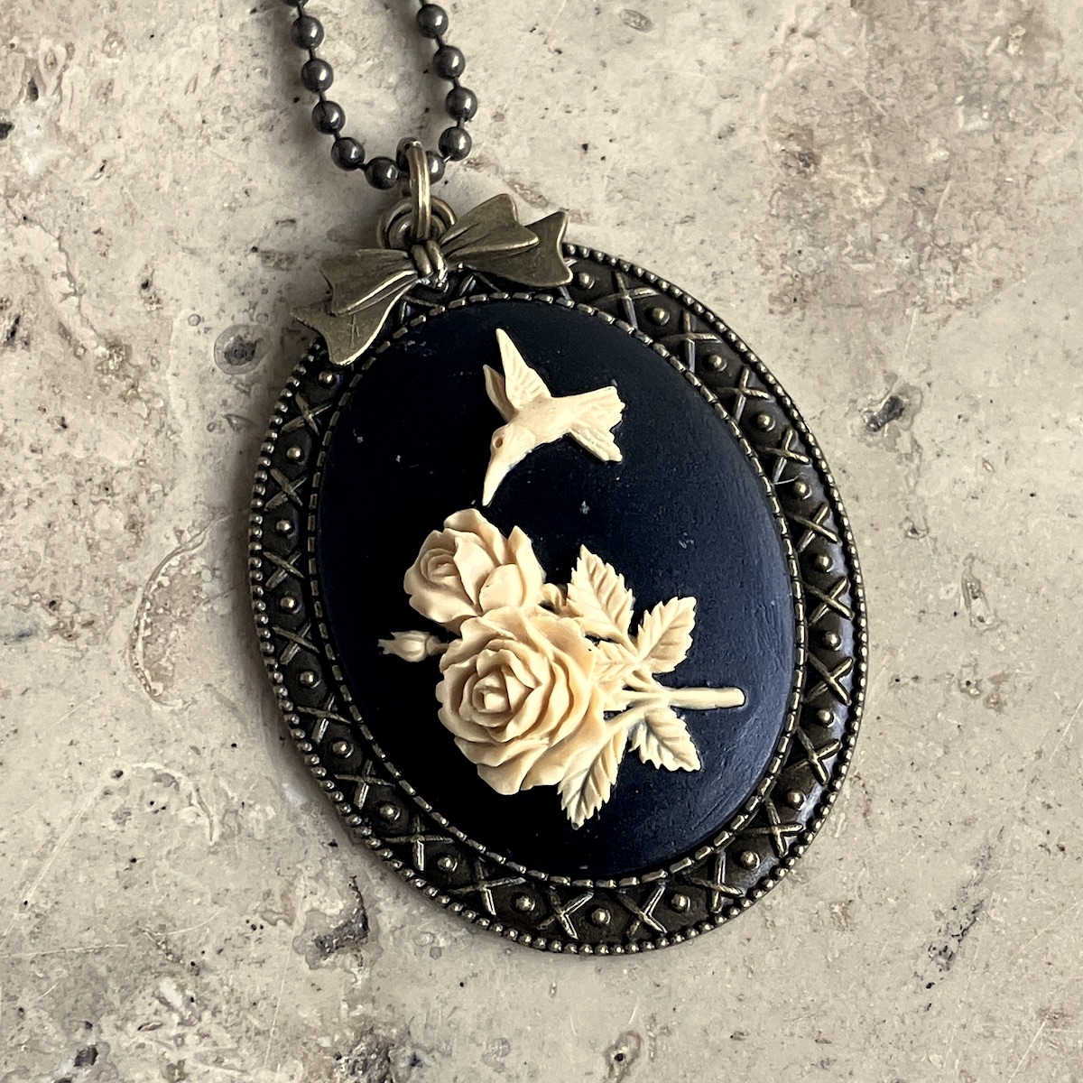 COLLIER CAMEE RESINE