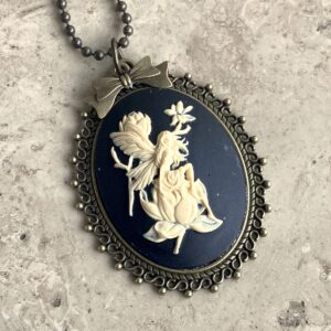 COLLIER CAMEE RESINE