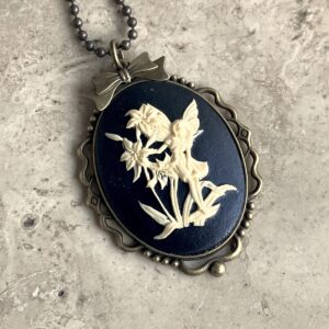 COLLIER CAMEE RESINE