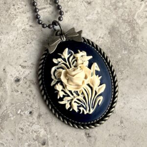 COLLIER CAMEE RESINE