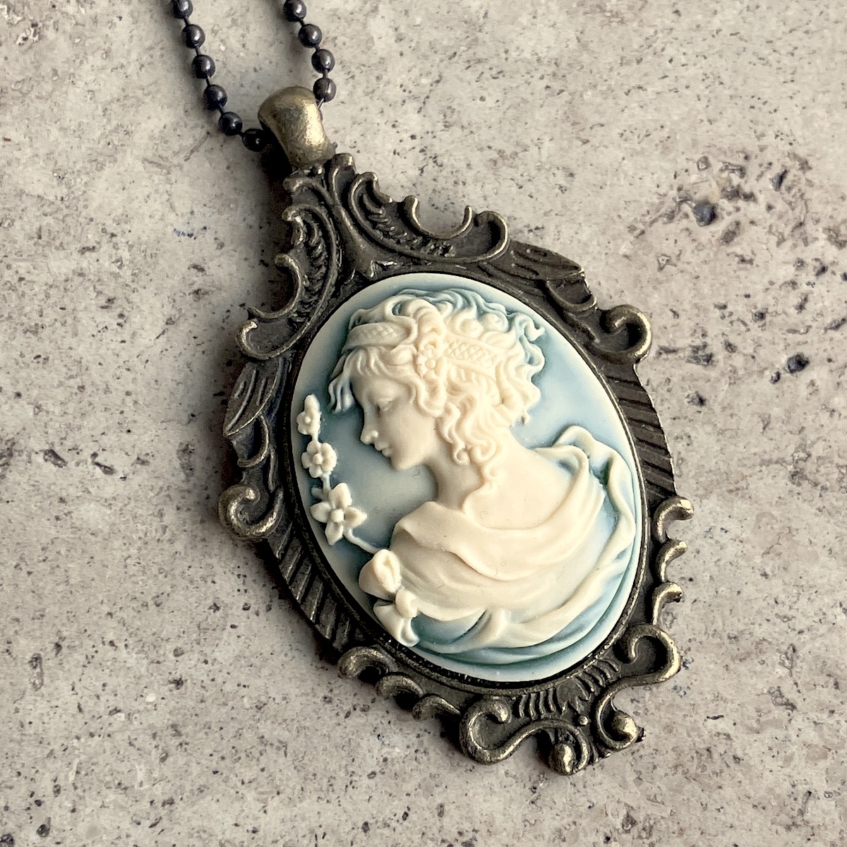 COLLIER CAMEE RESINE