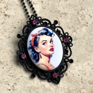 COLLIER PIN-UP