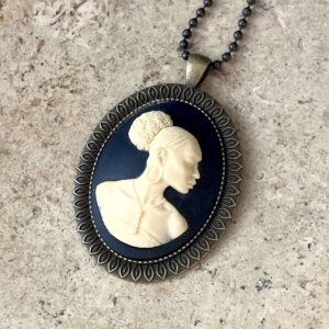 COLLIER CAMEE RESINE