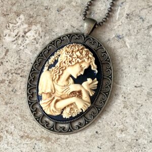 COLLIER CAMEE RESINE