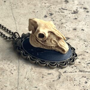 COLLIER CAMEE RESINE