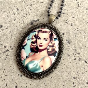 COLLIER PIN-UP
