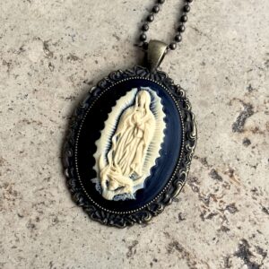 COLLIER CAMEE RESINE