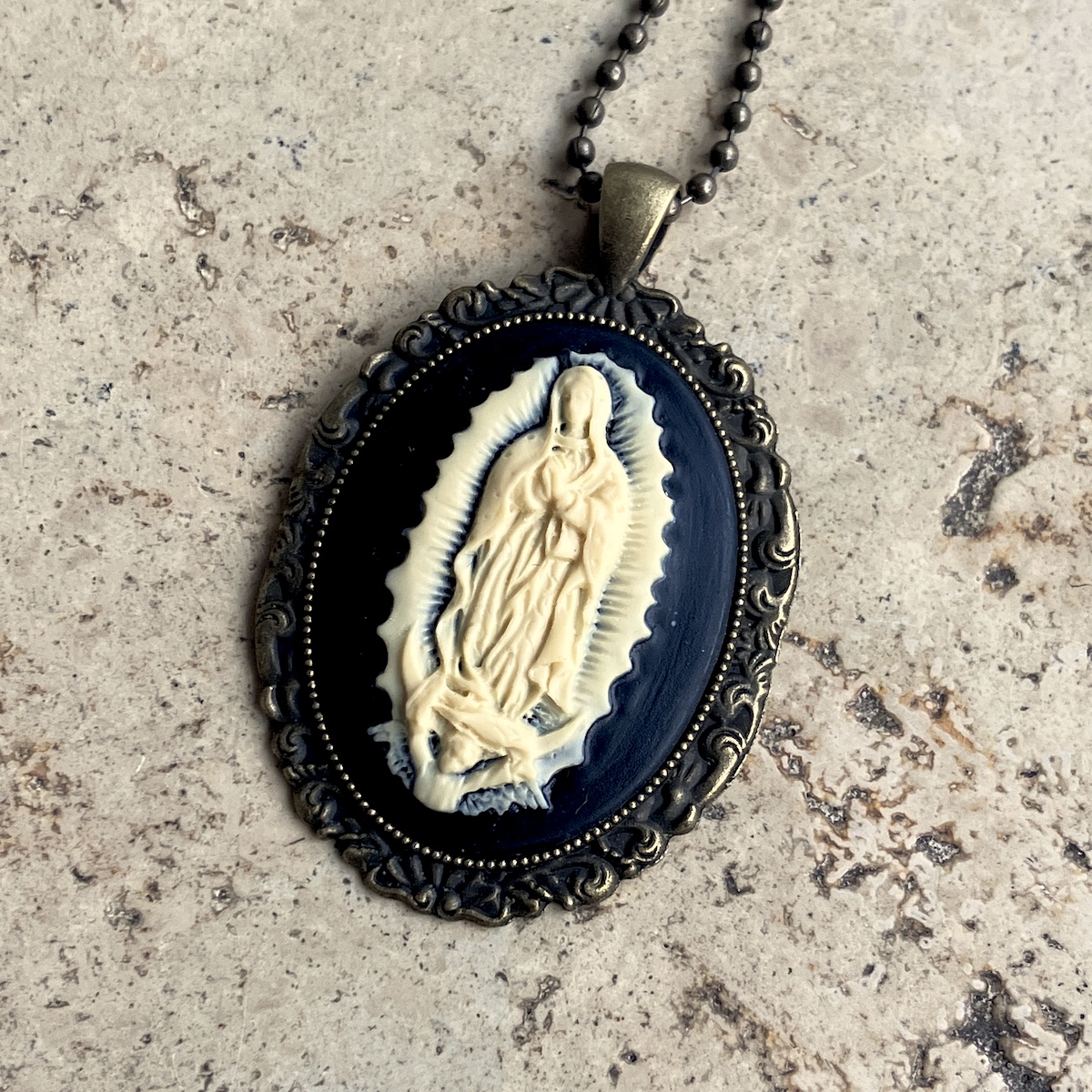 COLLIER CAMEE RESINE