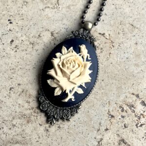 COLLIER CAMEE RESINE