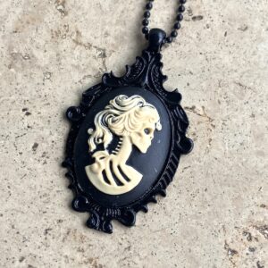 COLLIER CAMEE RESINE